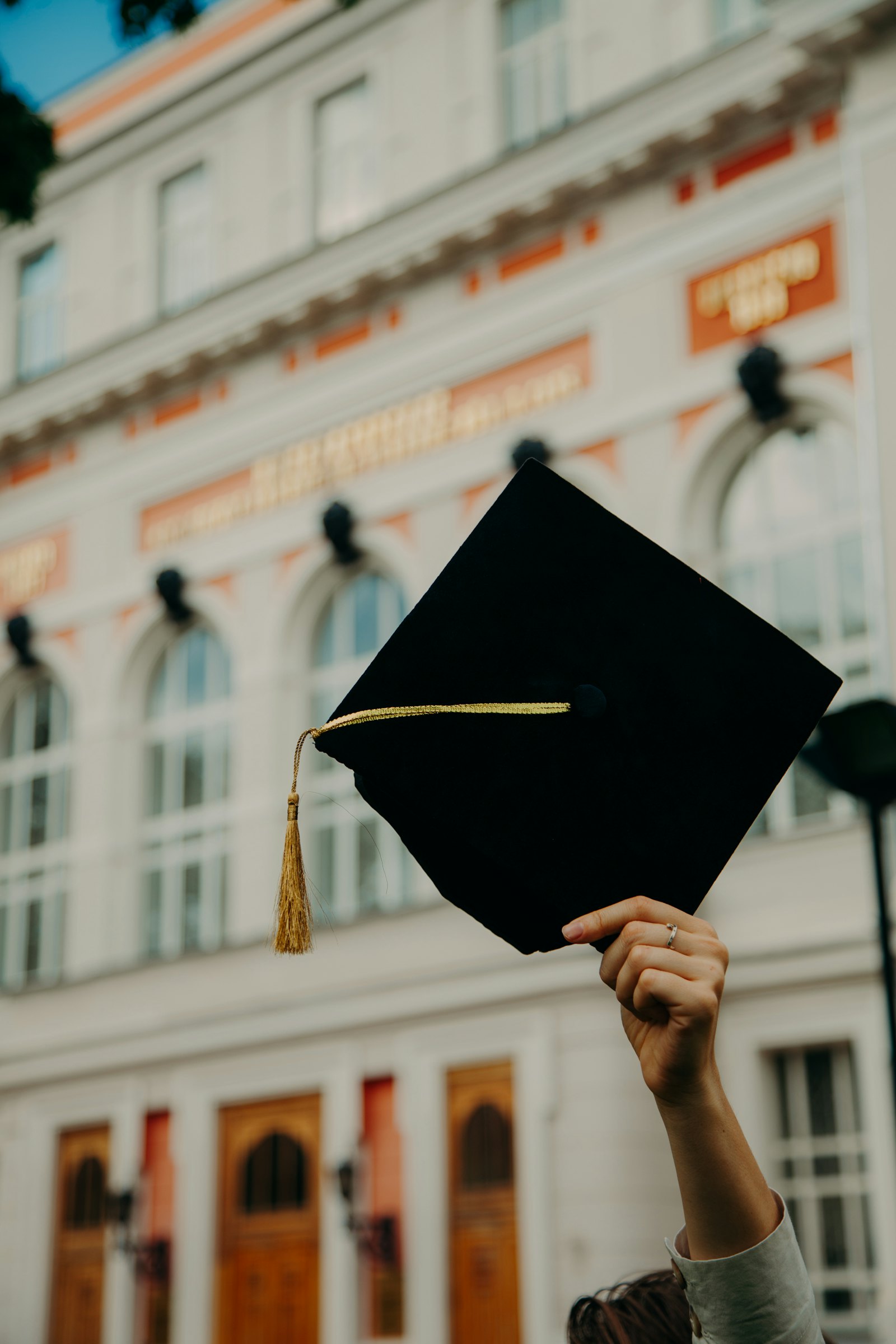 Klassik universitet binosi oldida ko‘tarilgan magistrlik shapkasi